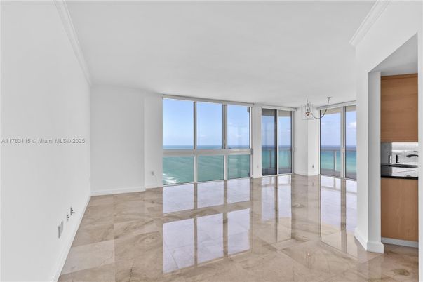 Empty room, Interior, Water