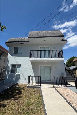 Exterior, Facade, Modern