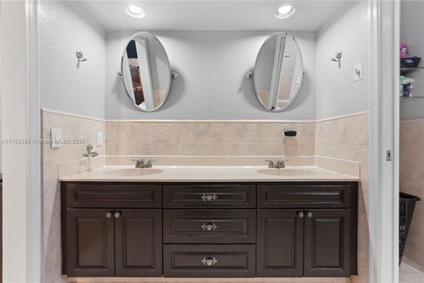 Bathroom, Dual Sink Vanities, Interior, Recessed Lighting