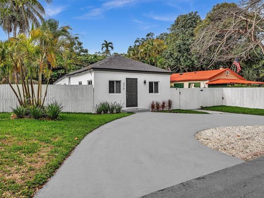 Backyard, Exterior, Facade, Ranch