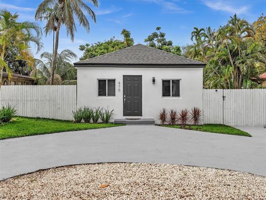 Exterior, Facade, Ranch