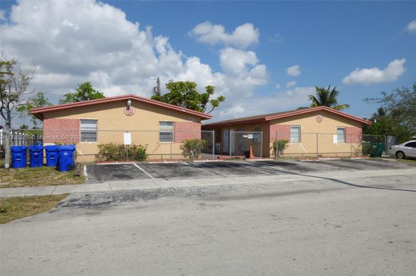 Exterior, Facade, Brick Facade, Ranch