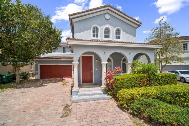 Attached, Exterior, Facade, Mediterranean