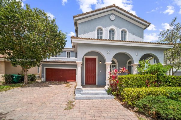 Attached, Exterior, Facade, Mediterranean