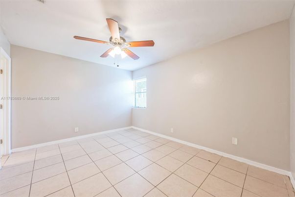 Empty room, Interior