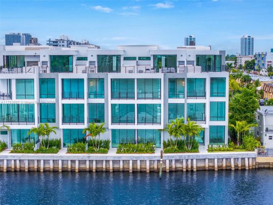 Exterior, Facade, Lake, Modern