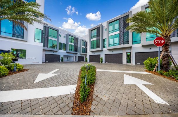 Attached, Exterior, Facade, Modern