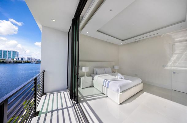 Bedroom, Interior, Recessed Lighting, Water