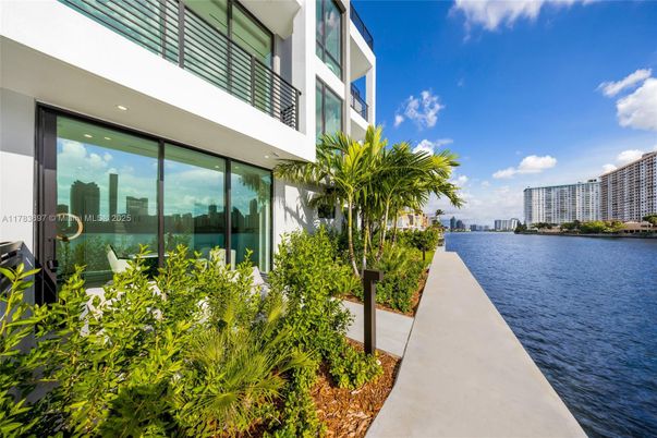 Exterior, Facade, Lake, Modern