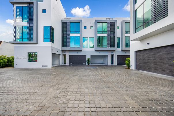 Attached, Exterior, Facade, Modern