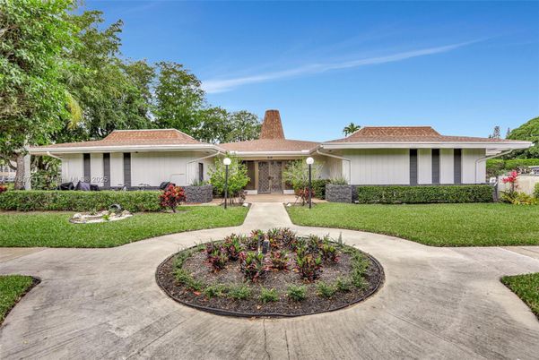 Backyard, Exterior, Facade, Ranch