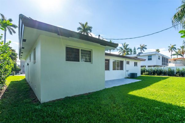 Backyard, Exterior, Facade, Ranch