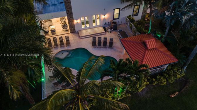 Exterior, Pool