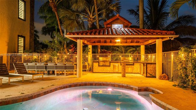 Exterior, Pool