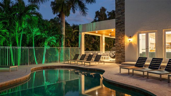 Exterior, Pool