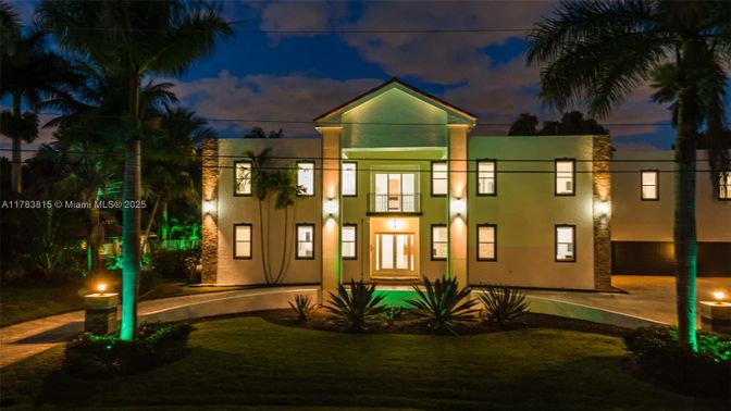 Exterior, Facade, Modern
