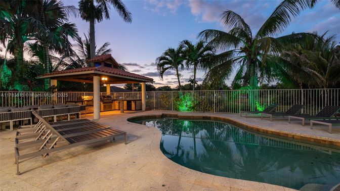 Exterior, Pool