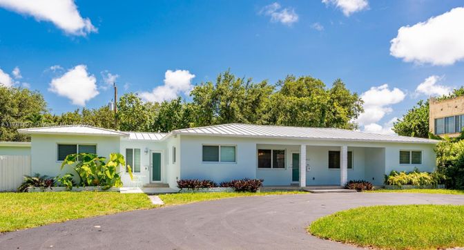 Exterior, Facade, Ranch