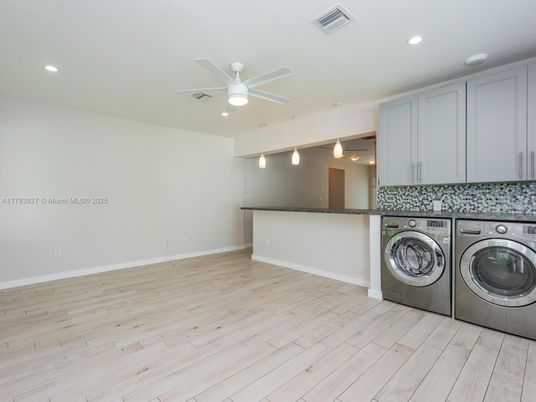 Interior, Pendant Lights, Recessed Lighting, Washer, Wood Texture Flooring