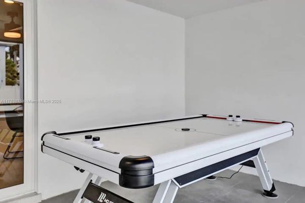 Game Room, Interior