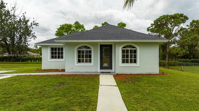 Exterior, Facade, Ranch