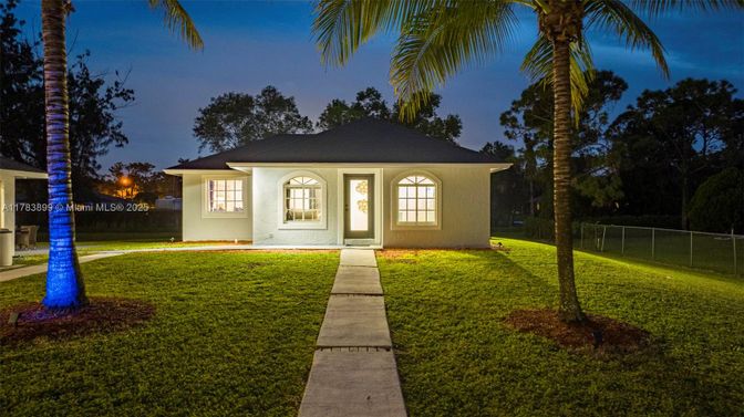 Backyard, Exterior, Facade, Ranch