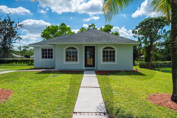 Backyard, Exterior, Facade, Ranch