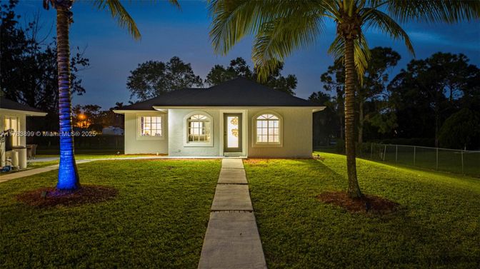 Backyard, Exterior, Facade, Ranch