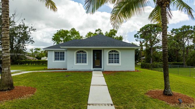 Backyard, Exterior, Facade, Ranch