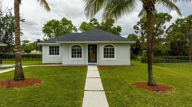 Backyard, Exterior, Facade, Ranch