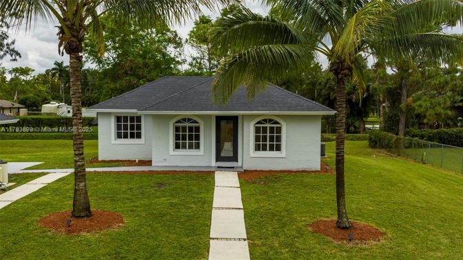 Backyard, Exterior, Facade, Ranch