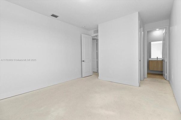 Empty room, Interior