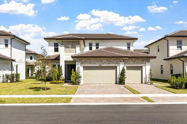 Attached, Exterior, Facade, Mediterranean