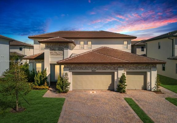 Attached, Exterior, Facade, Mediterranean