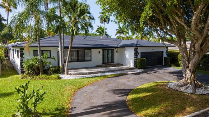 Attached, Exterior, Facade, Ranch