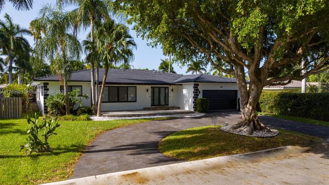 Attached, Exterior, Facade, Ranch
