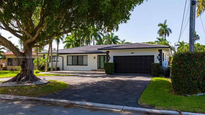 Attached, Exterior, Facade, Ranch