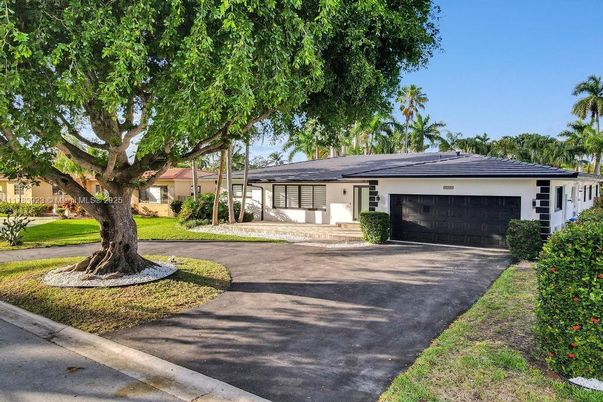 Attached, Exterior, Facade, Ranch