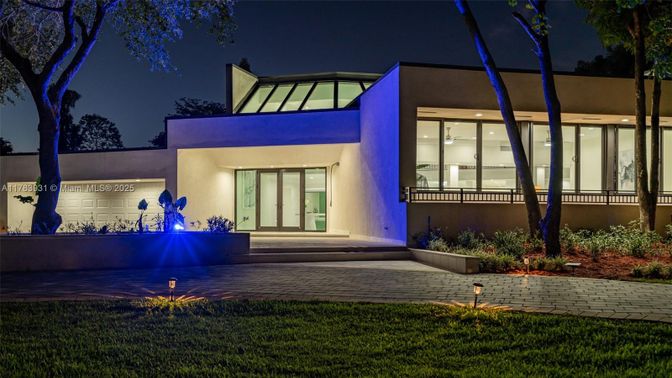 Exterior, Facade, Modern