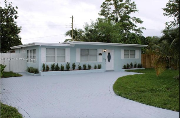 Backyard, Exterior, Facade, Ranch