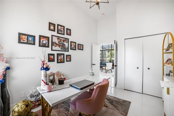 Home Office, Interior