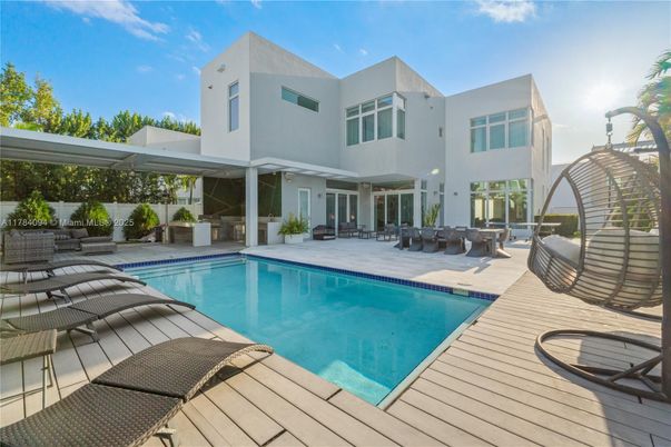 Exterior, Pool