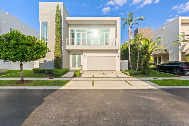 Attached, Exterior, Facade, Modern