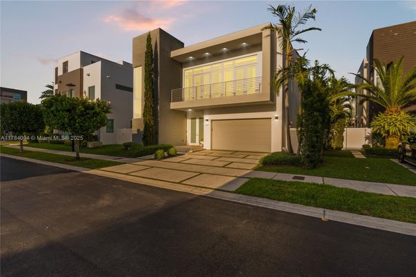 Attached, Exterior, Facade, Modern