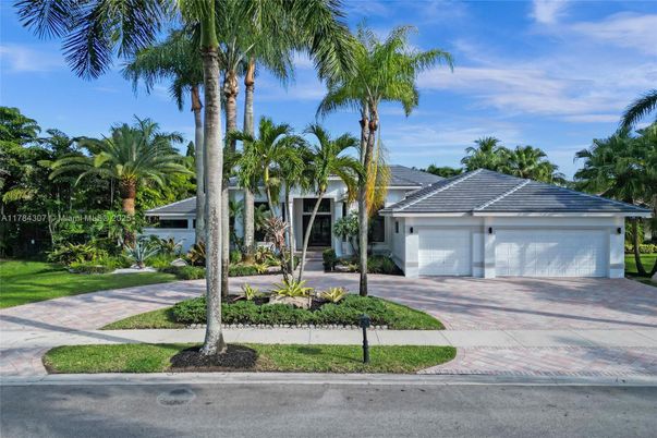 Attached, Exterior, Facade, Ranch