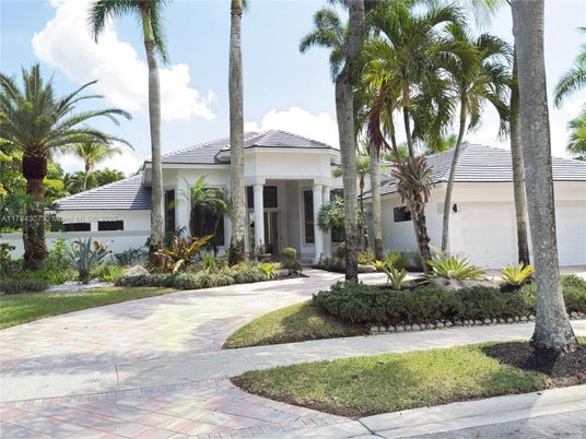 Attached, Exterior, Facade, Mediterranean