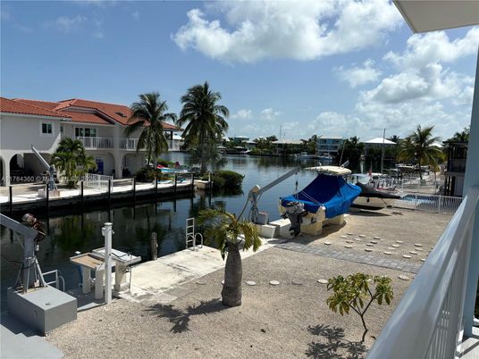 Exterior, Lake