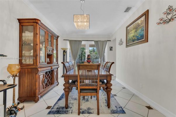 Chandelier, Dining room, Interior, Pendant Lights