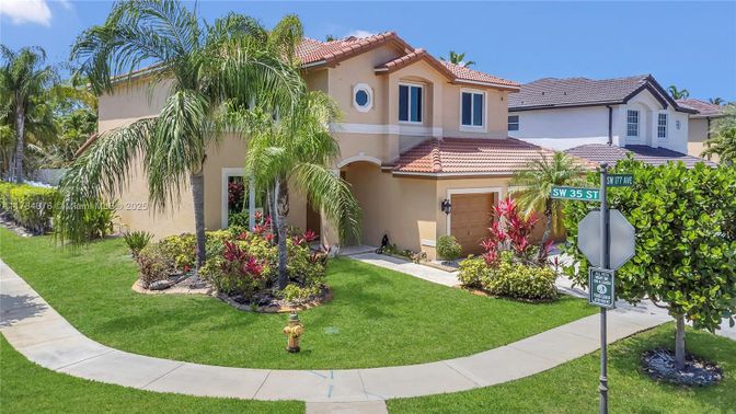 Attached, Exterior, Facade, Mediterranean