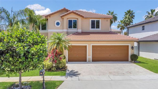 Attached, Exterior, Facade, Mediterranean